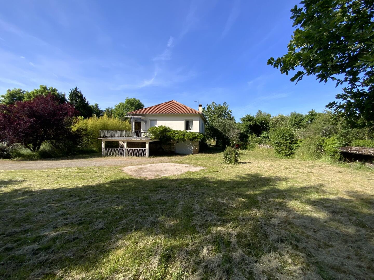 A vendre secteur GRAMAT, 1ère périphérie, pavillon de 1965 rénové, 3 chambres, terrain 2630 m².