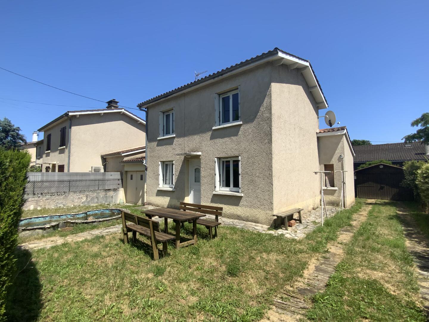 GRAMAT area, 3-bedroom house on 356 m² of land within walking distance of all amenities.