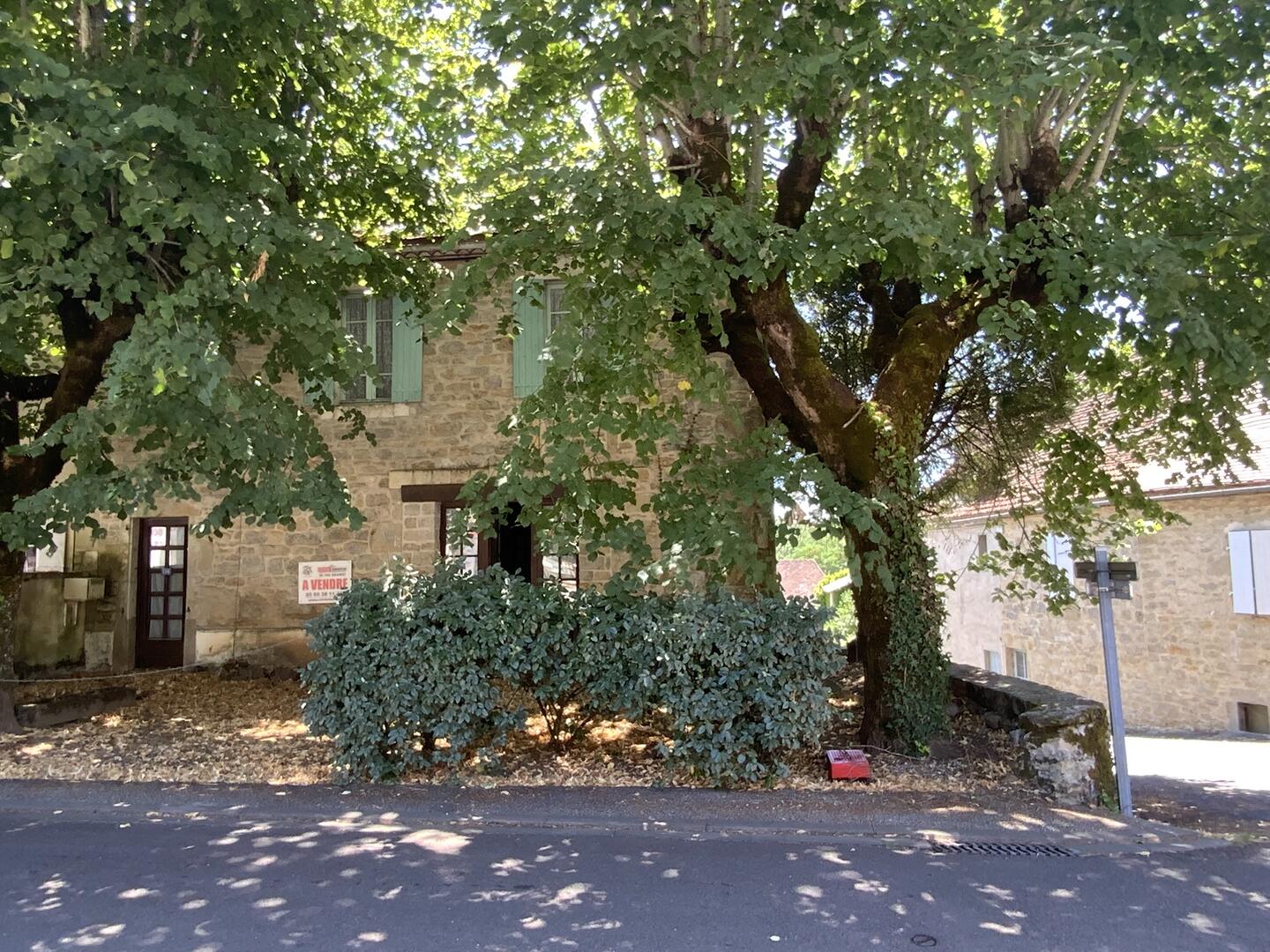 Secteur Gramat, maison  de village mitoyenne, 140 m² habitables, à rénover, terrain 300 m².