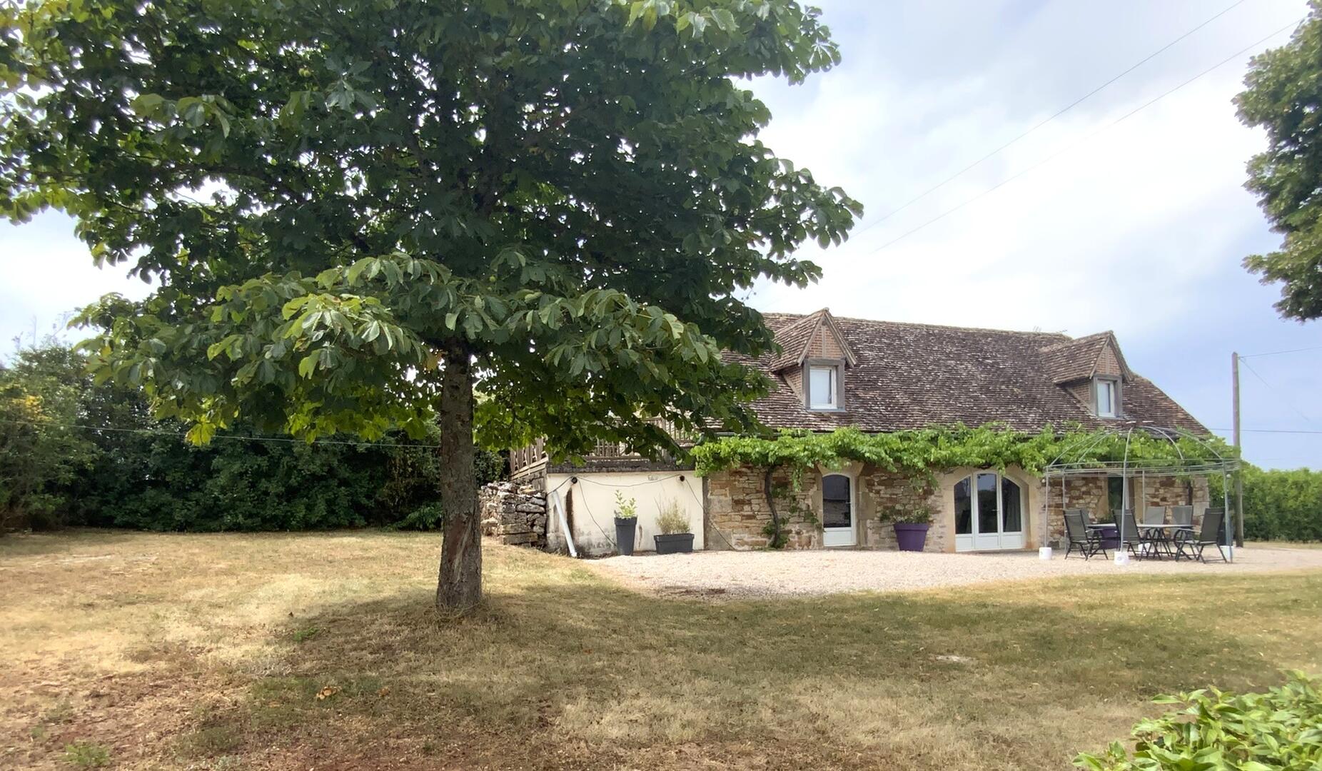 A vendre secteur Gramat, magnifique propriété comprenant deux maisons d'habitations, piscine, dépendances , terrain 12,4954 hectares.