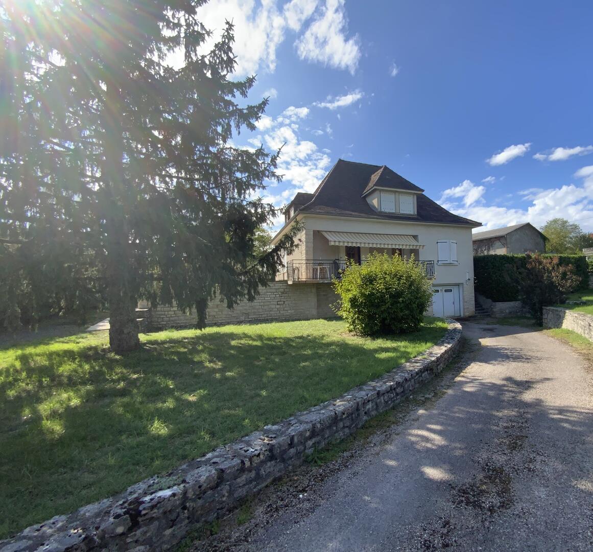 Secteur Gramat, proche toutes commodités, cadre paisible et résidentiel, propriété comprenant: maison de 140 m² avec hangar indépendant de 180 m² et 1686 m² de terrain arboré.