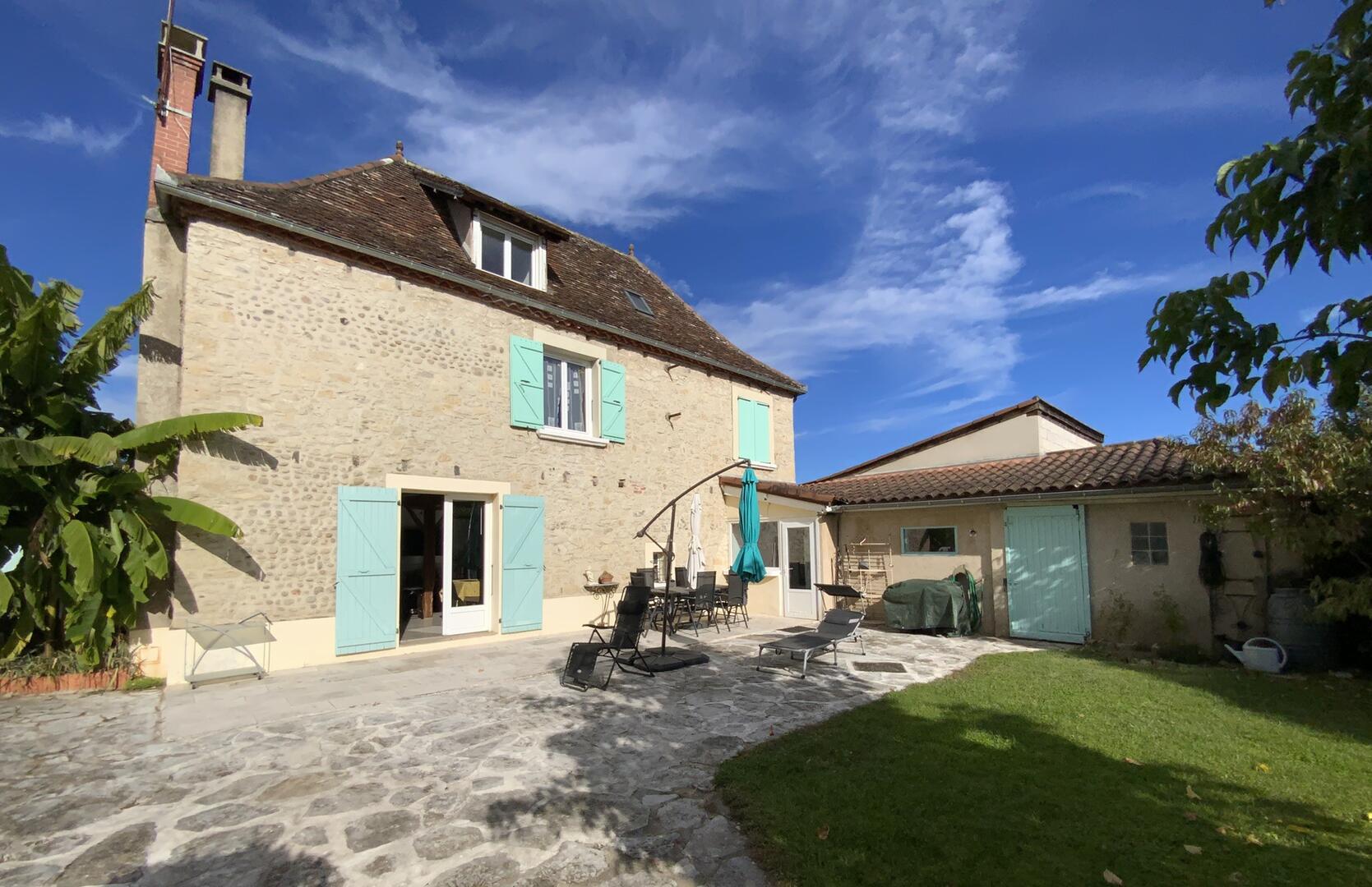 Secteur Bretenoux, à vendre maison 4 chambres , proche toutes commodités avec jardin et dépendances.