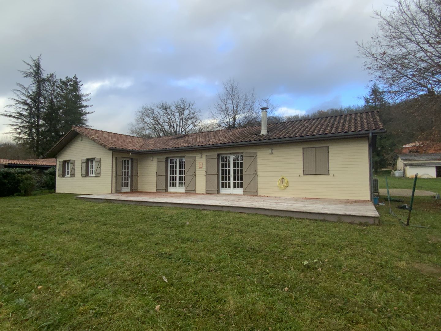 Maison en bois 5 pièces de plain-pied avec grand terrain à Cazals