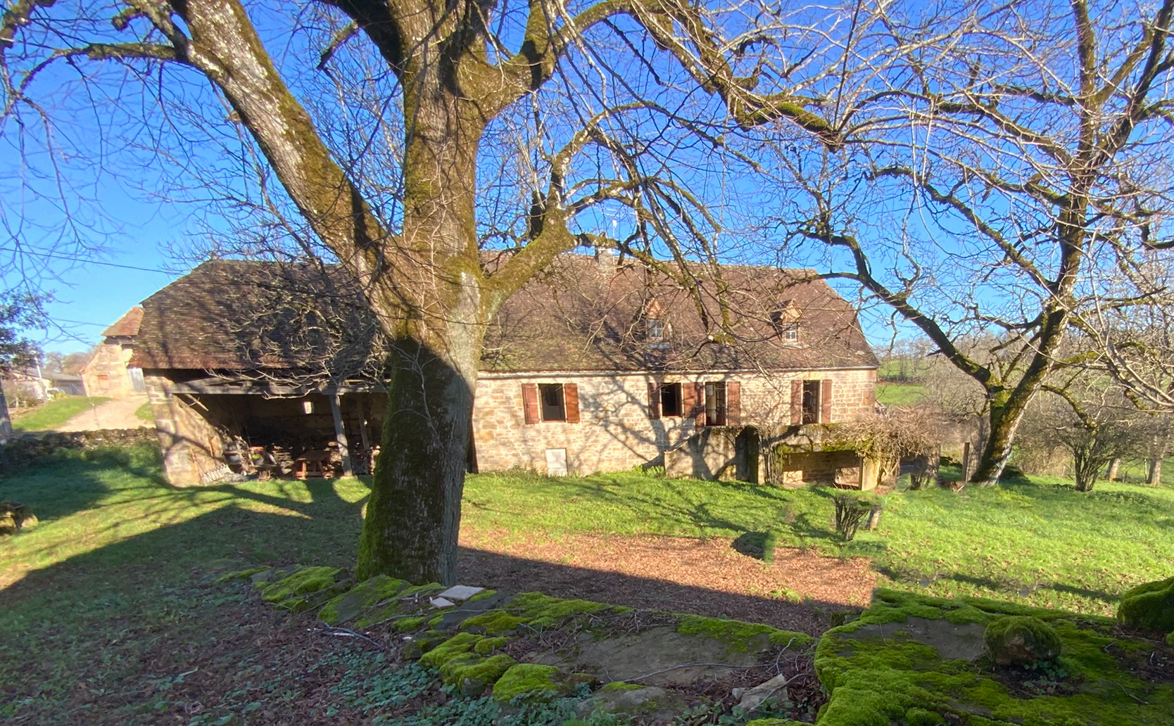 Secteur Gramat, à vendre corps de ferme en pierre  avec dépendances, 3 chambres, 5582m² de terrain.