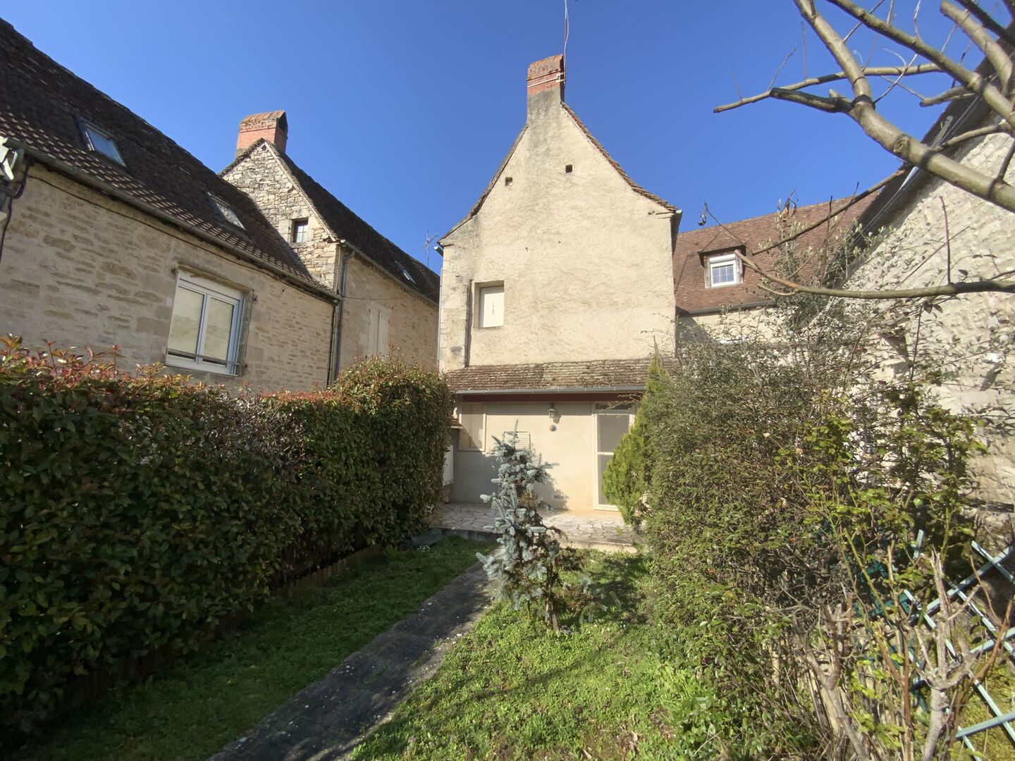 A vendre, centre de ville de Gramat, maison en pierre avec jardin, 2 chambres, garage, commerces à pied.