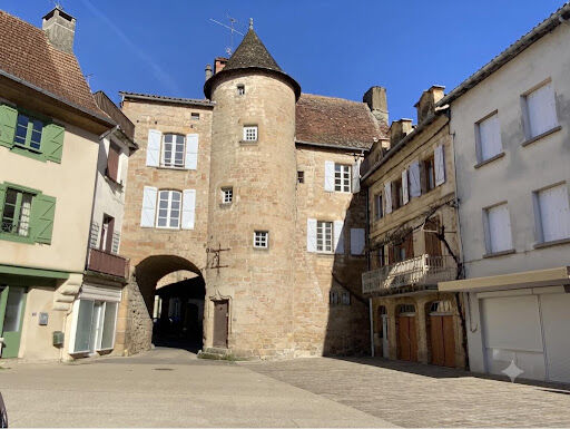Ensemble immobilier de caractère comprenant une maison d'habitation d'environ 120 m² avec boutique de 45 m², intégré à une ancienne porte fortifiée du XIIIᵉ siècle, au cœur des halles médiévales.