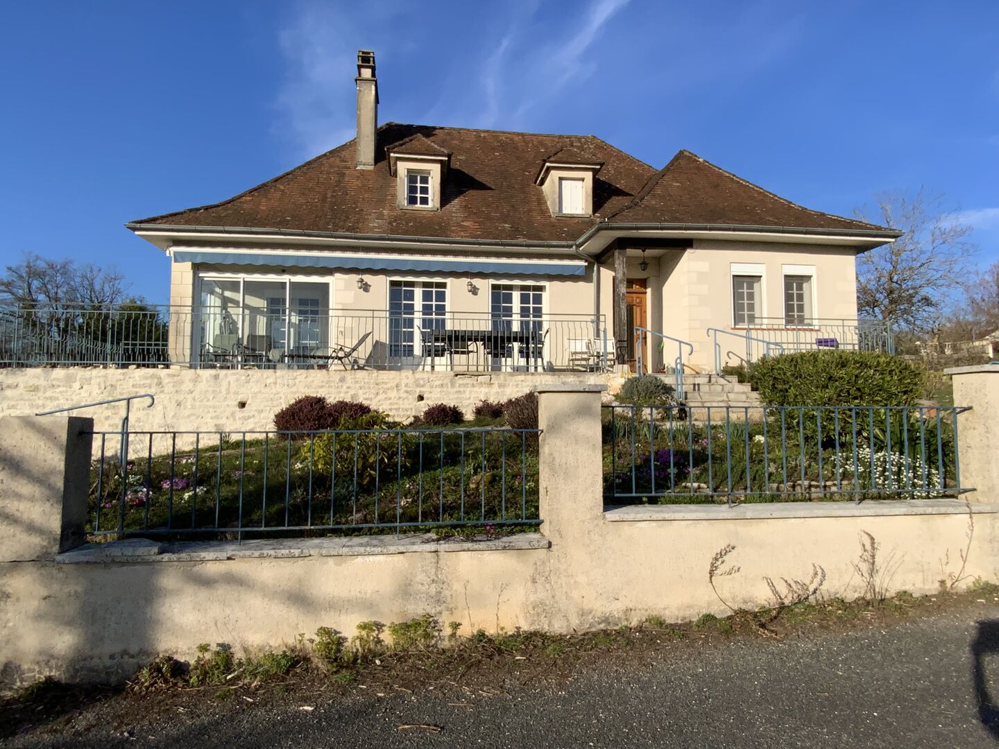 Proche toutes commodités, maison familiale et chaleureuse , 4 chambres – Quartier paisible et résidentiel.