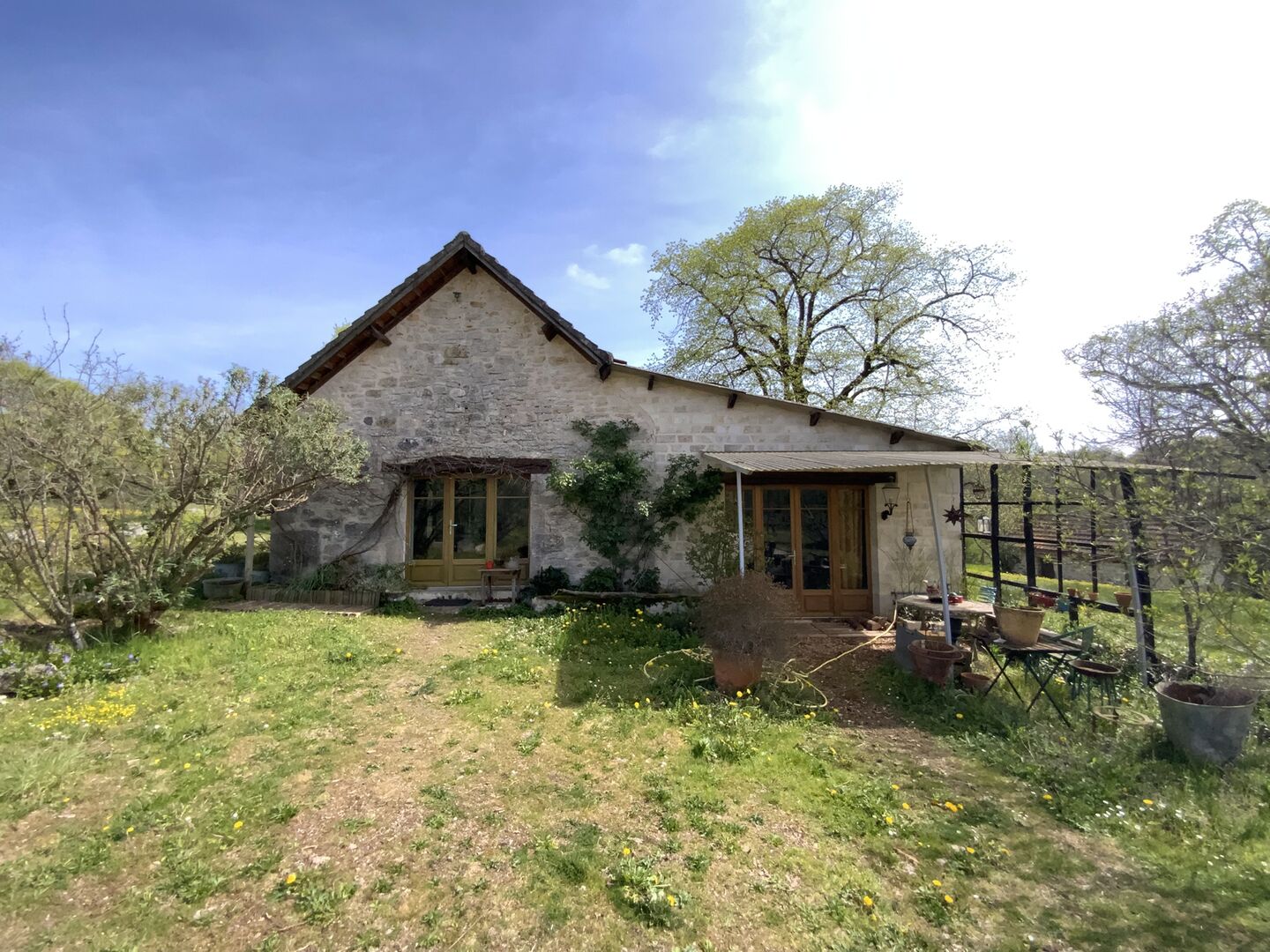 For sale, sector Coeur de Causse, real estate nestled in lush greenery, ideal for family project or potential tourist accommodation.