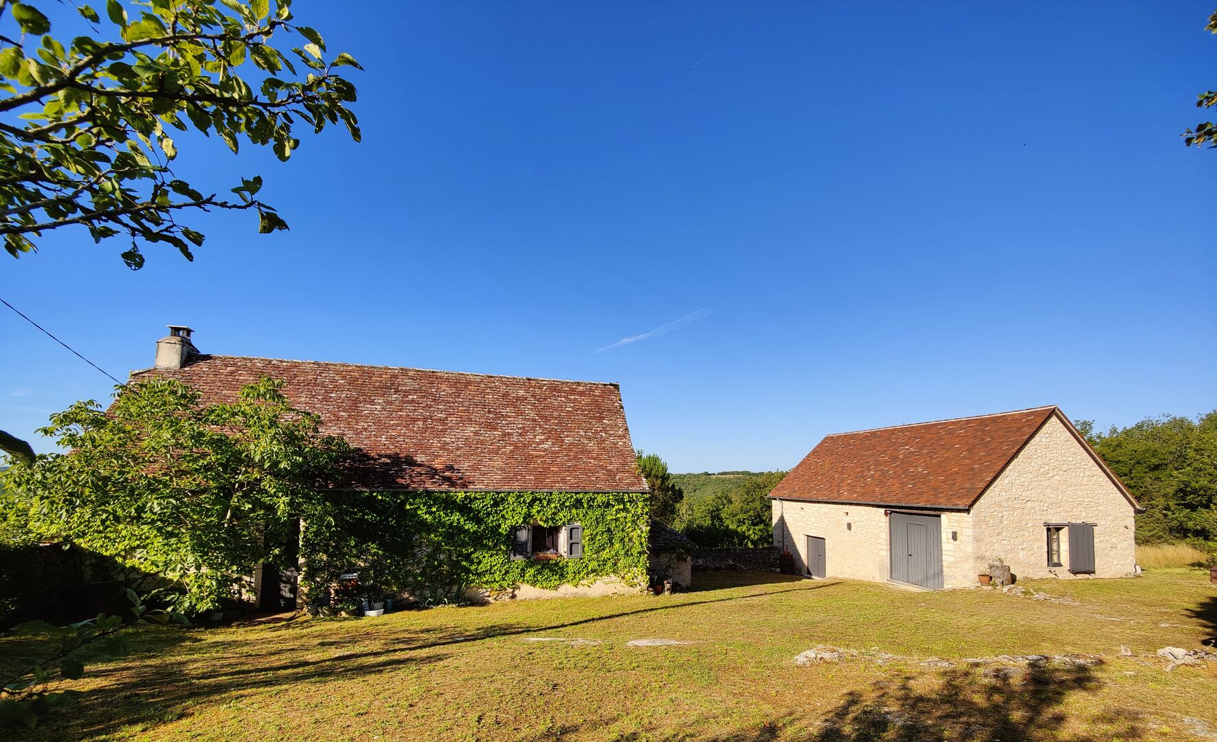 Secteur Gramat, très belle propriété avec vue panoramique, 2,59 hectares de terrain, dépendance et piscine 