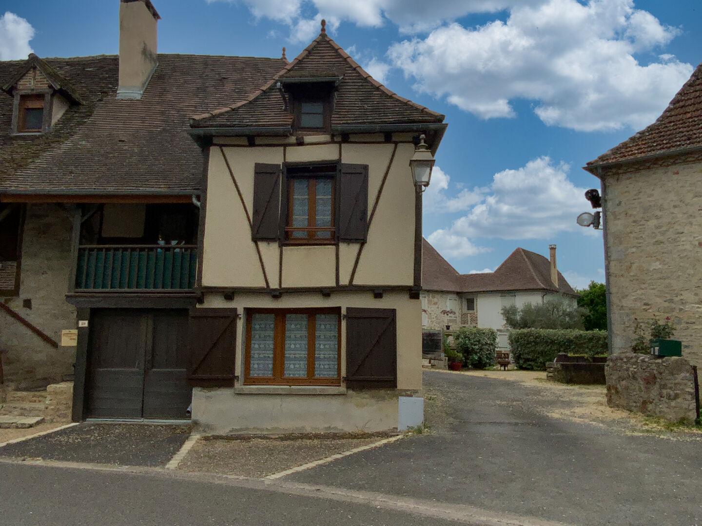 Secteur Bretenoux, maison de village entièrement restaurée avec cour et balcon