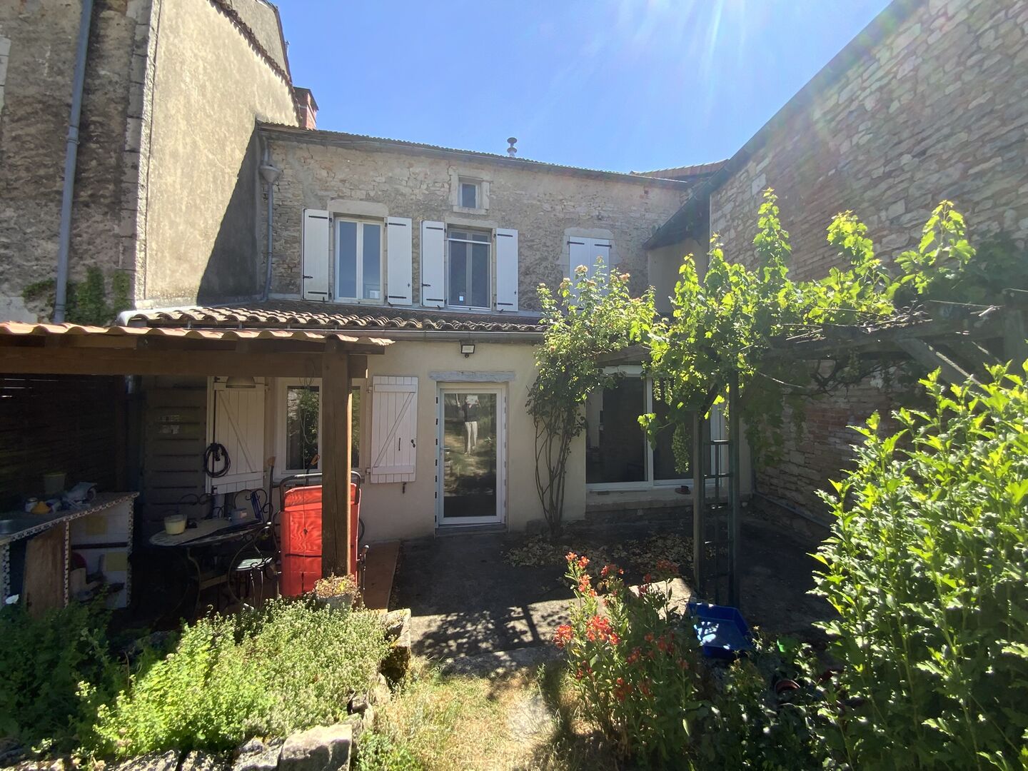 À vendre Gramat – Centre-ville à pied – Belle maison rénovée offrant une vie de plain-pied, 3 chambres, jardin, garage.