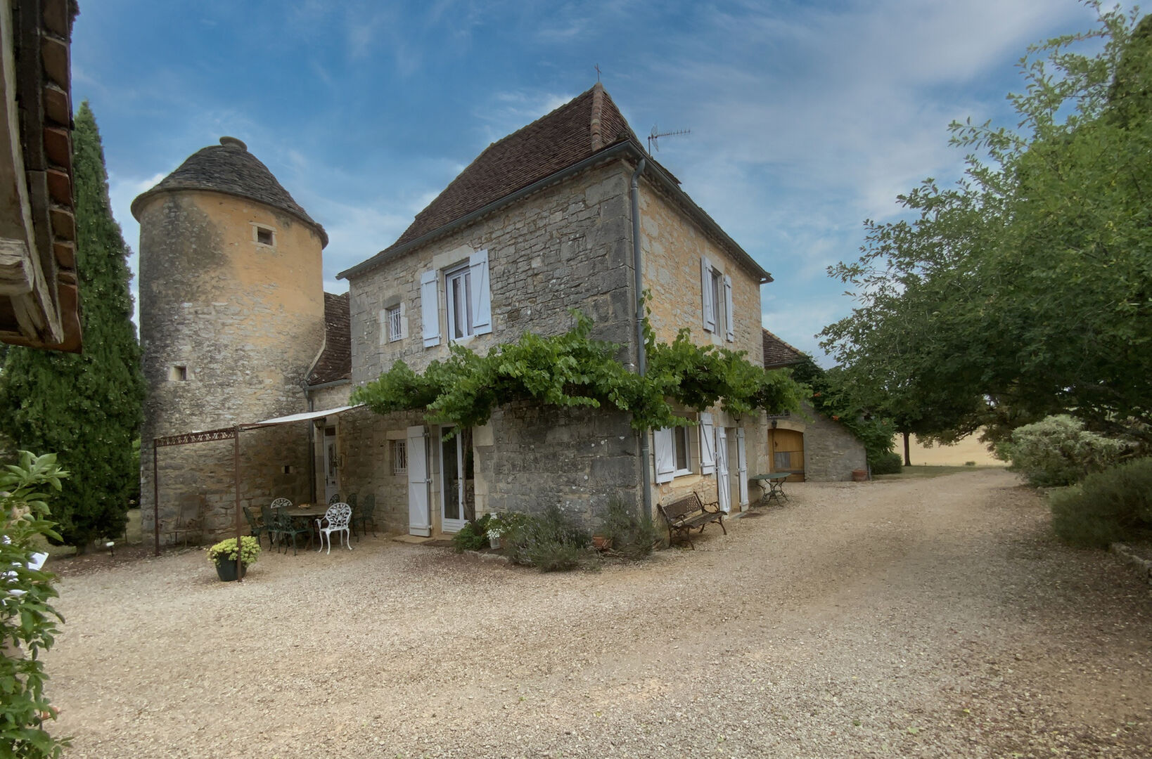 Secteur Gramat, entre pierre et nature, domaine du XVIIIᵉ siècle sur 7 hectares avec grange et piscine.