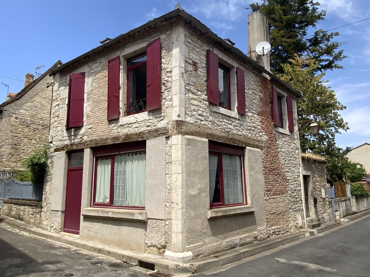 Gramat centre – Maison en pierre de caractère avec agréable cour, commerces à pied.