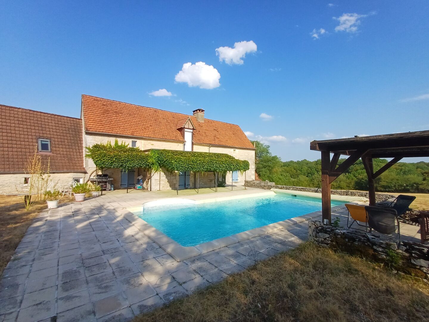 Secteur Gramat, maison de caractère du XIXe siècle avec piscine, dépendances et grange réhabilitable.