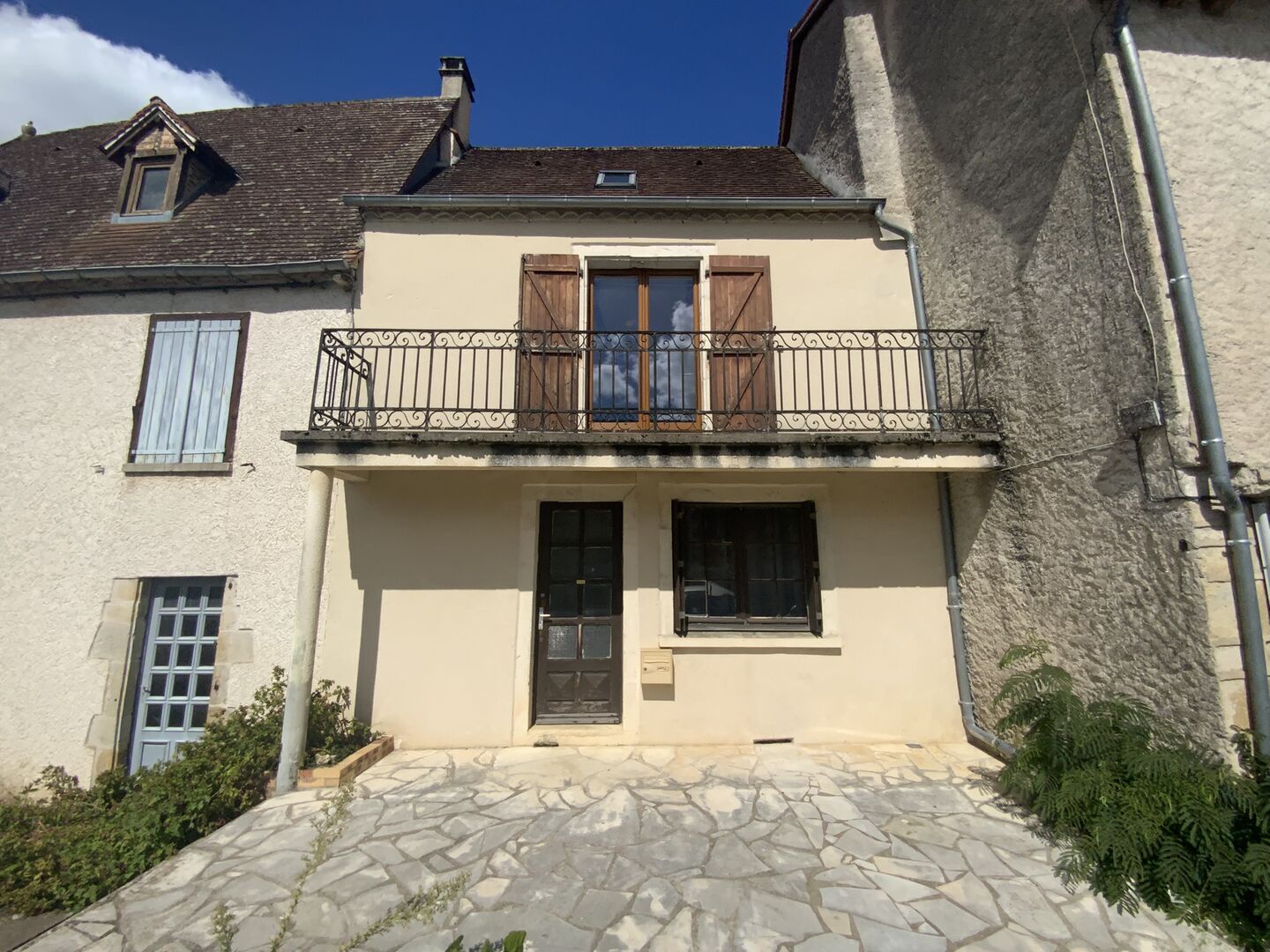 Gramat sector – Charming village house with 3 bedrooms, garden and independent land