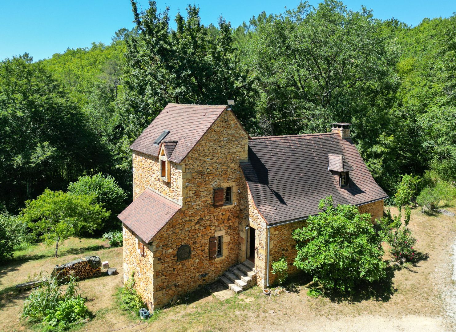 Entre Sarlat et Gourdon, Situation isolée et calme assuré pour cette Maison en pierre sur 2ha43 boisés