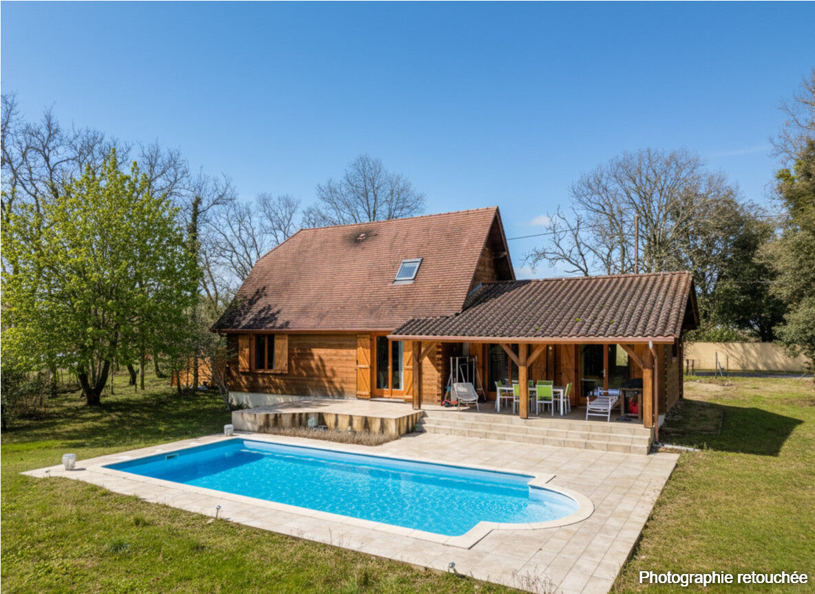 Dordogne Valley, contemporary 3-bedroom house, heated saltwater swimming pool, enclosed grounds of 1,270 m².