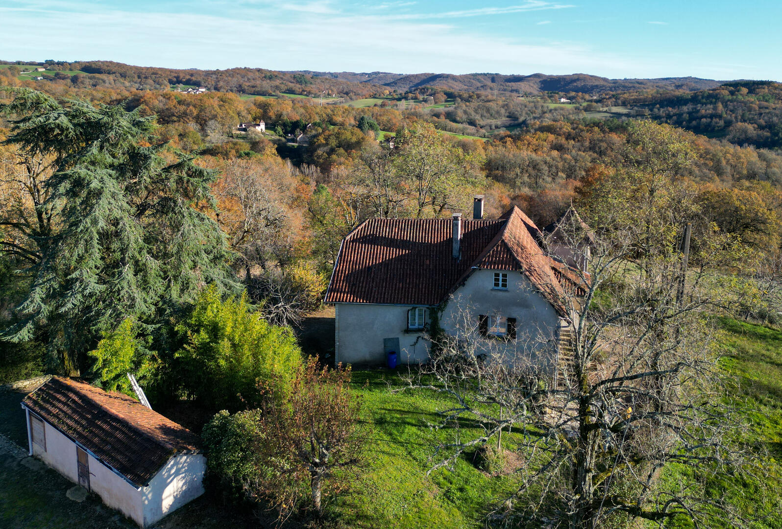 Secteur Catus, Ancienne ferme composée d'une maison, d'un gite, grange et hangar sur 9ha.