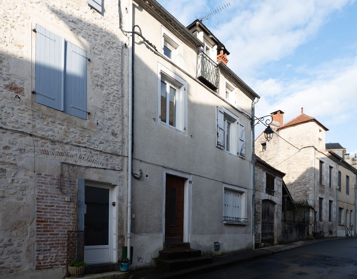 Souillac, Hyper centre, immeuble de 3 appartements.