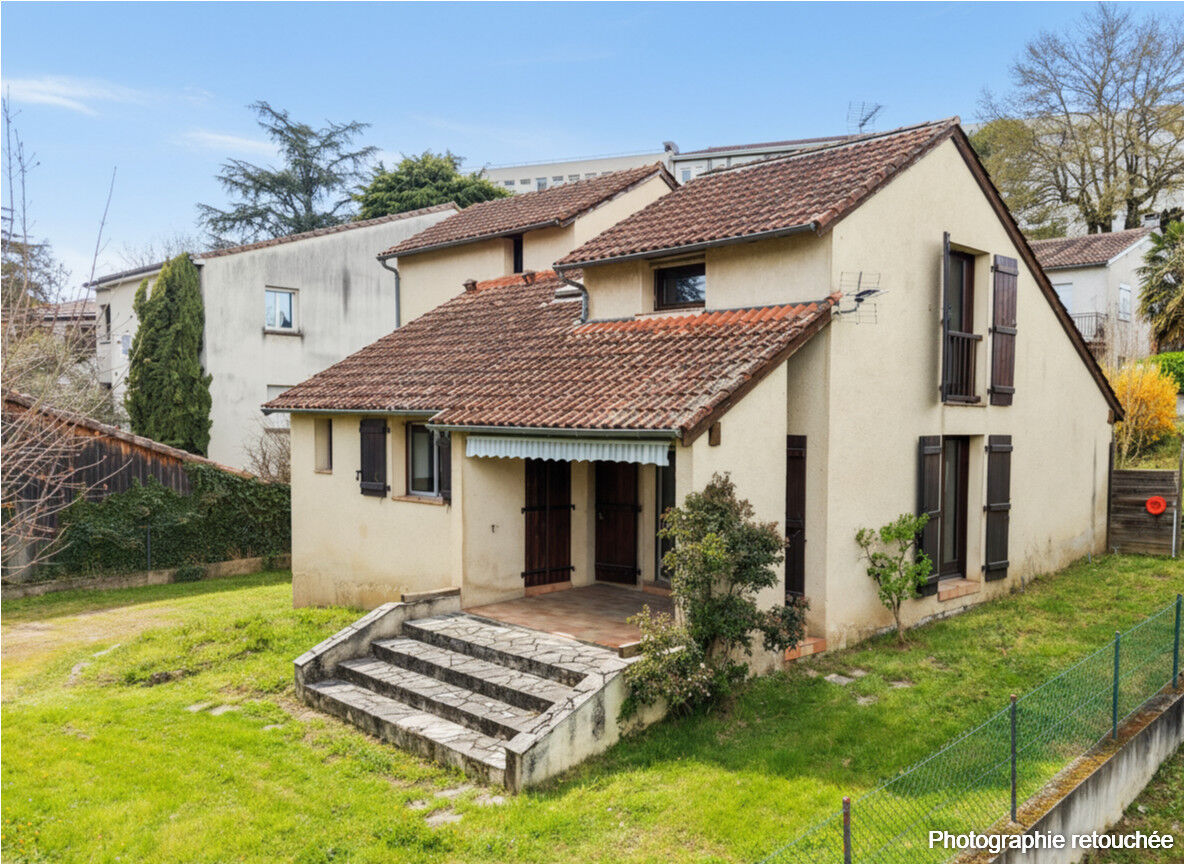 Atypical house with enclosed garden in the heart of Souillac, generous volumes and strong renovation potential