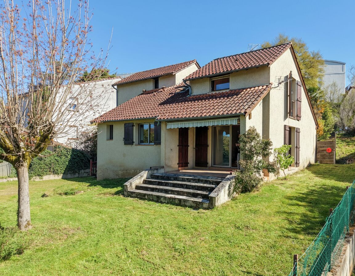 Maison atypique avec jardin clos au cœur de Souillac, beaux volumes et fort potentiel de valorisation