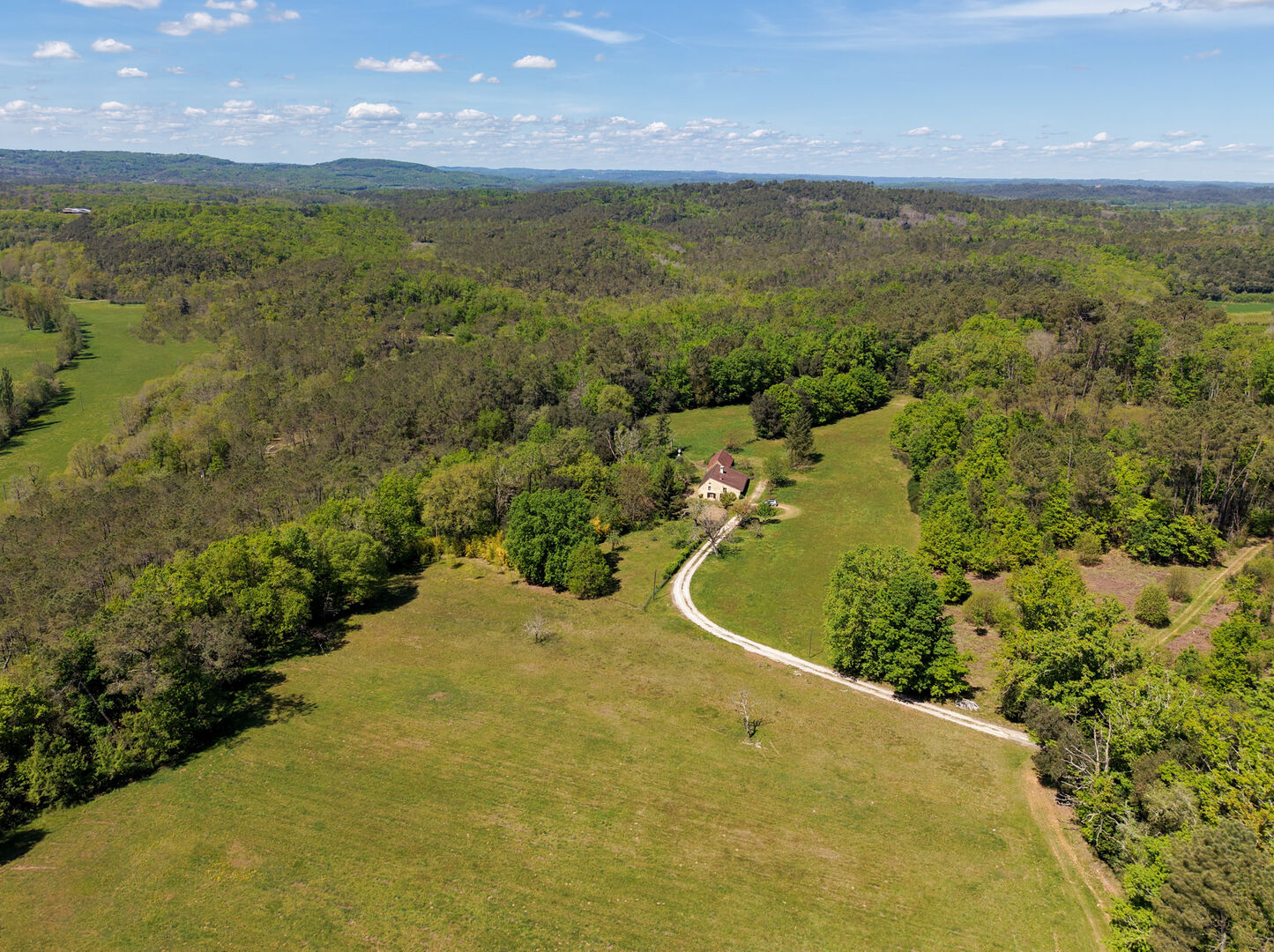 Secteur GOURDON, Maison en pierre isolée en pleine nature avec grange, dépendances et prairie entourée de forêt