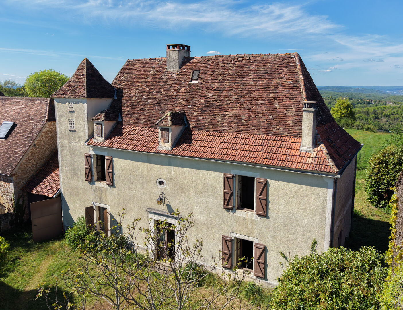 Authentique propriété quercynoise avec pigeonnier, granges en pierre et vues panoramiques près de Payrac.