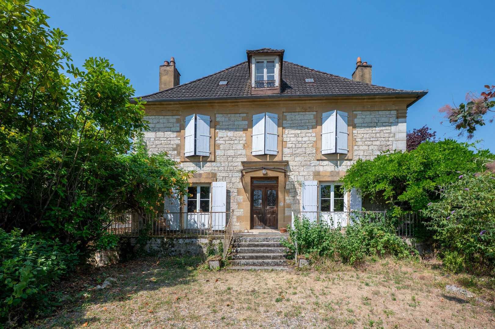 Payrac – Élégante maison bourgeoise en pierre de 258 m² avec 6 chambres, grange et jardin privé en cour intérieure