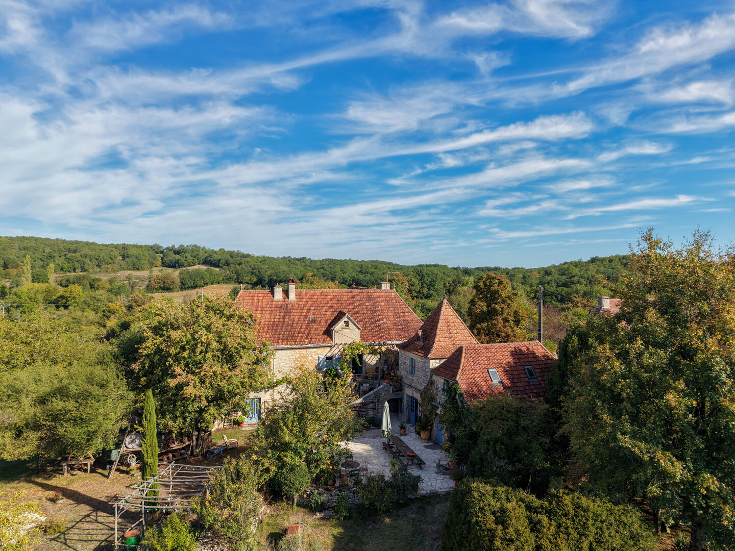 COEUR DE CAUSSE – ENSEMBLE IMMOBILIER DE CARACTERE AVEC DEUX MAISONS, PISCINE, DEPENDANCES ET PLUS D’1 HECTARE DE TERRAIN