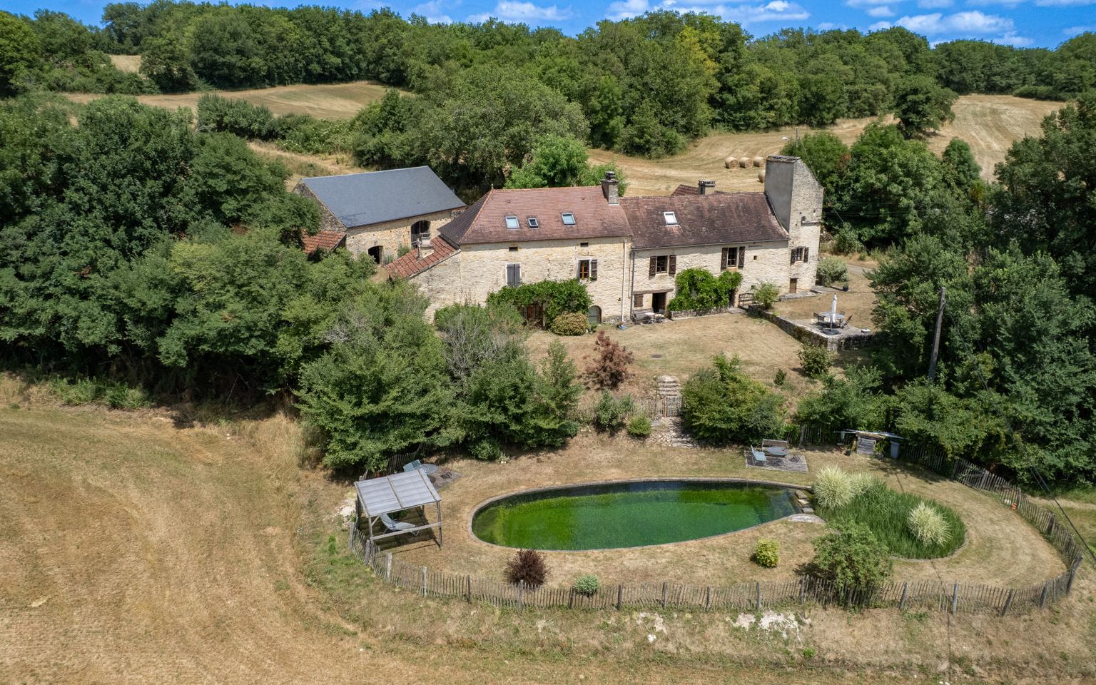 EXCLUSIVITE - Secteur Gourdon - Propriété en pierre de charme - 2 habitats, piscine naturelle - au calme en situation indépendante sur 2ha81