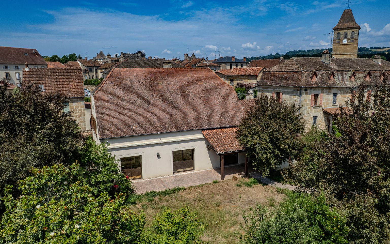 Secteur Figeac. Belle et spacieuse Maison de construction traditionnelle avec espace jardin clos proche commerces