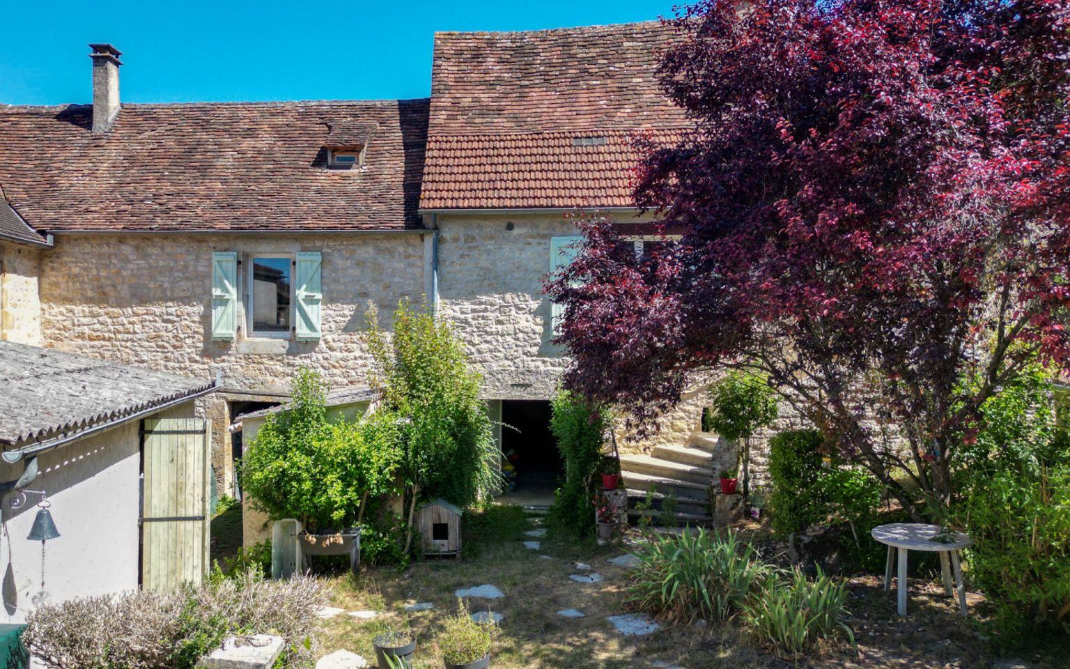 SECTEUR COEUR DE CAUSSE - Agréable Maison de village et dépendances avec bel espace jardin, garage