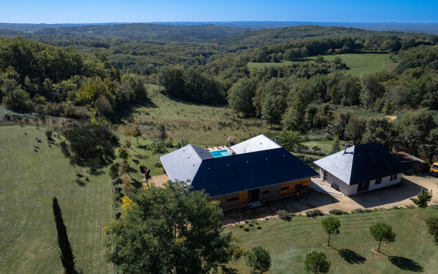 EXCLUSIVITE - Remarquable Propriété de charme avec vue imprenable sur 2ha72 avec piscine