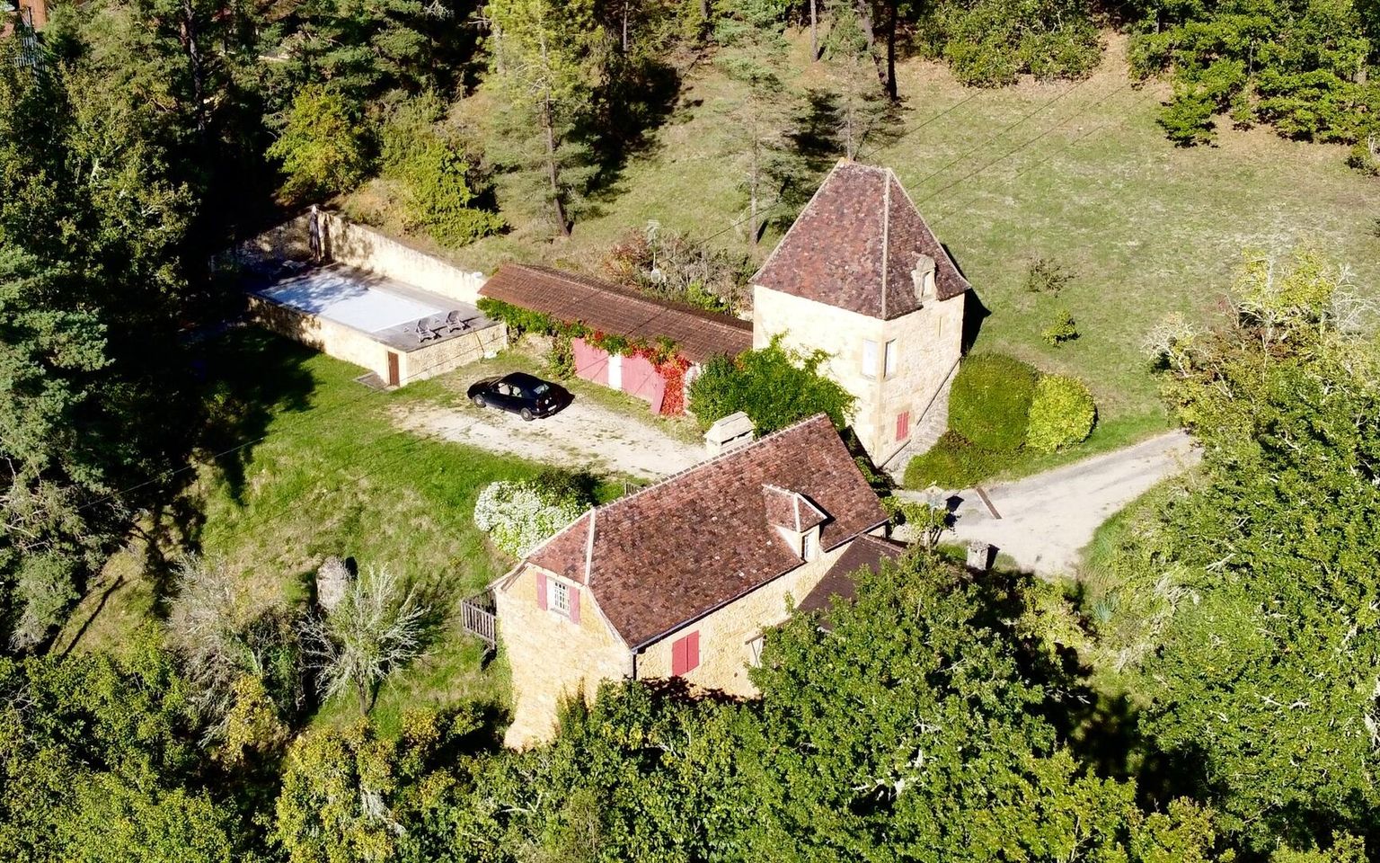 Delightful, authentic honey-coloured stone Dordogne house with an independent guest wing in a splendid tower, located in the charming commune of village of St Leon-sur-Vezere.