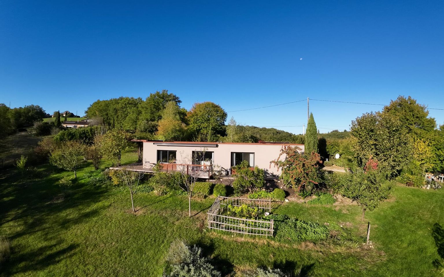 Un bien rare dans un écrin de verdure, idéal pour les amateurs de calme et d’architecture contemporaine. À visiter sans tarder !