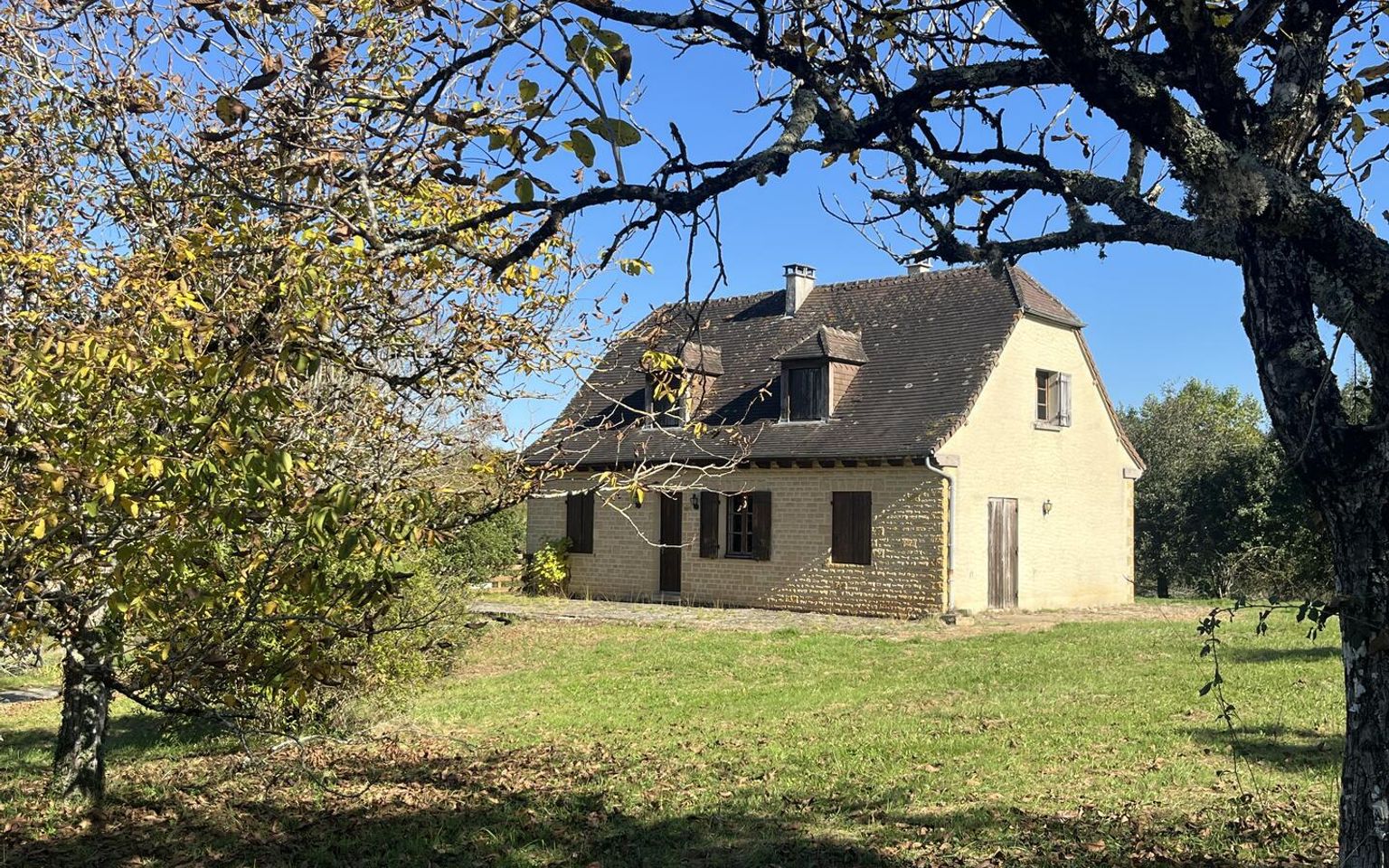 In Périgord Noir, near a small traditional village 5 minutes from MONTIGNAC, house in need of renovation with garage and over 4,000 m² of land.