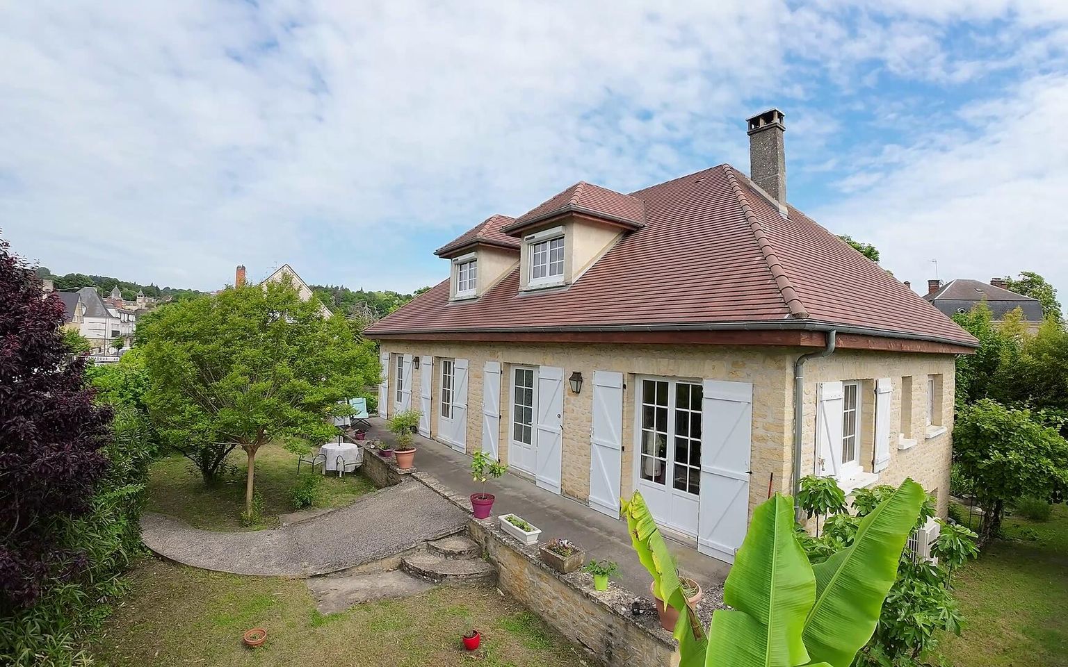Au cœur du Périgord Noir, au centre de Montignac, à deux pas des commerces, cette charmante maison en pierre de 140m² offre un cadre de vie idéal sur un jardin d'environ 1100 m² avec ruisseau et bassin.