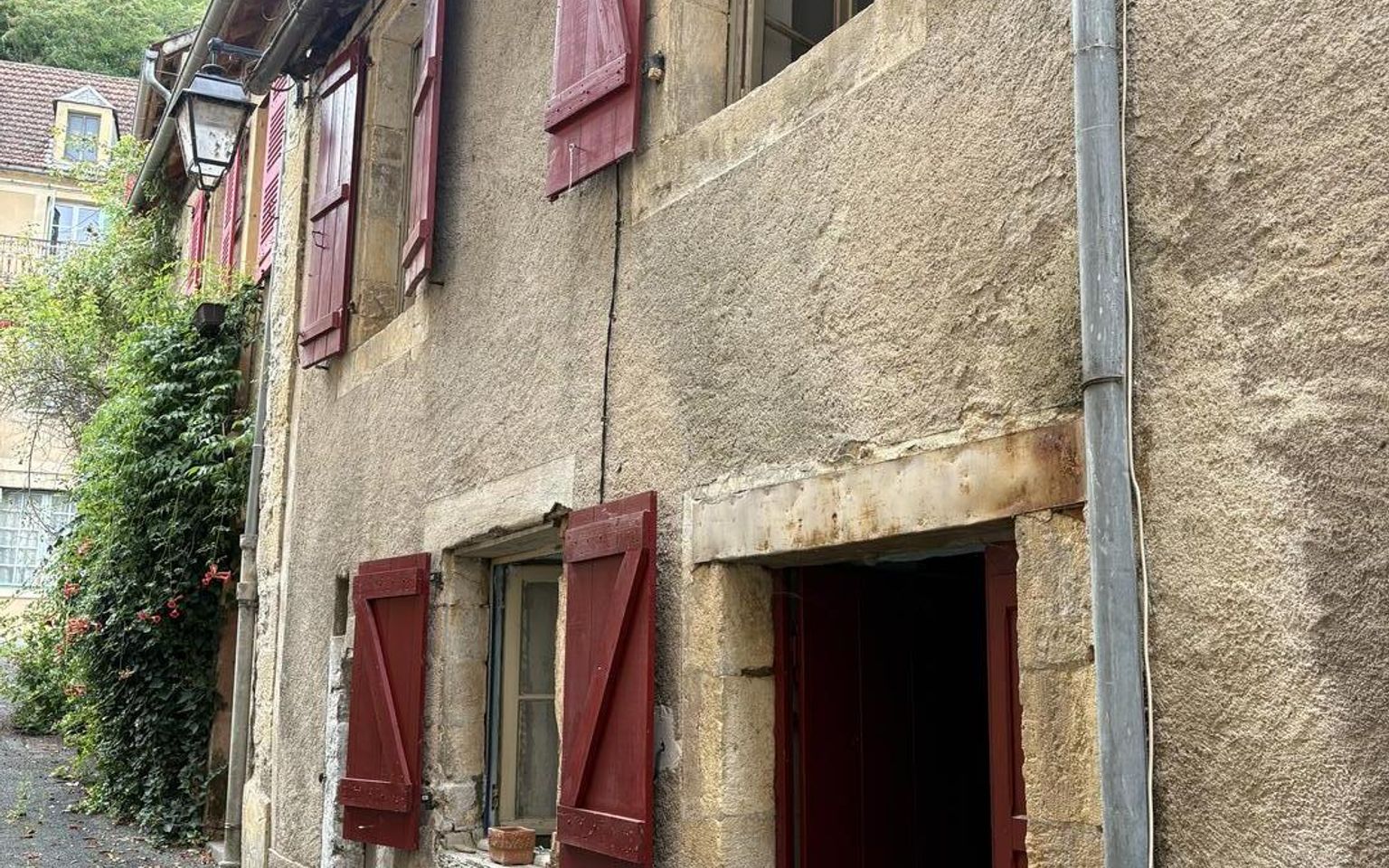 Centre-ville de MONTIGNAC-LASCAUX, petite maison de bourg à rénover.