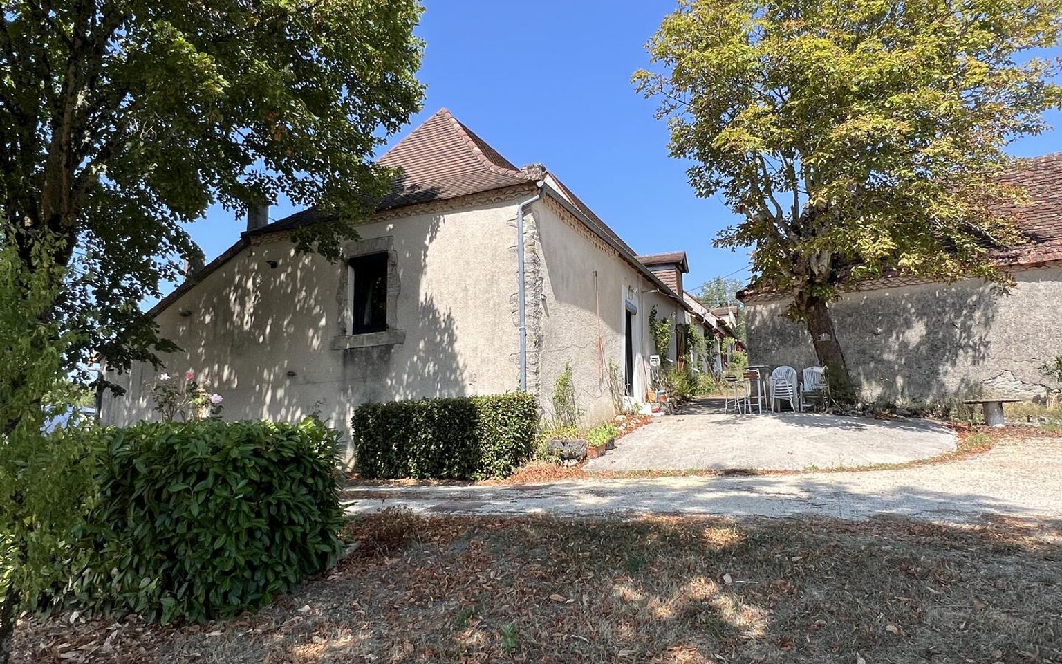 5 minutes from all amenities and shops, 15 minutes from Montignac, between Périgueux and Brive, fully renovated house with unobstructed views.
