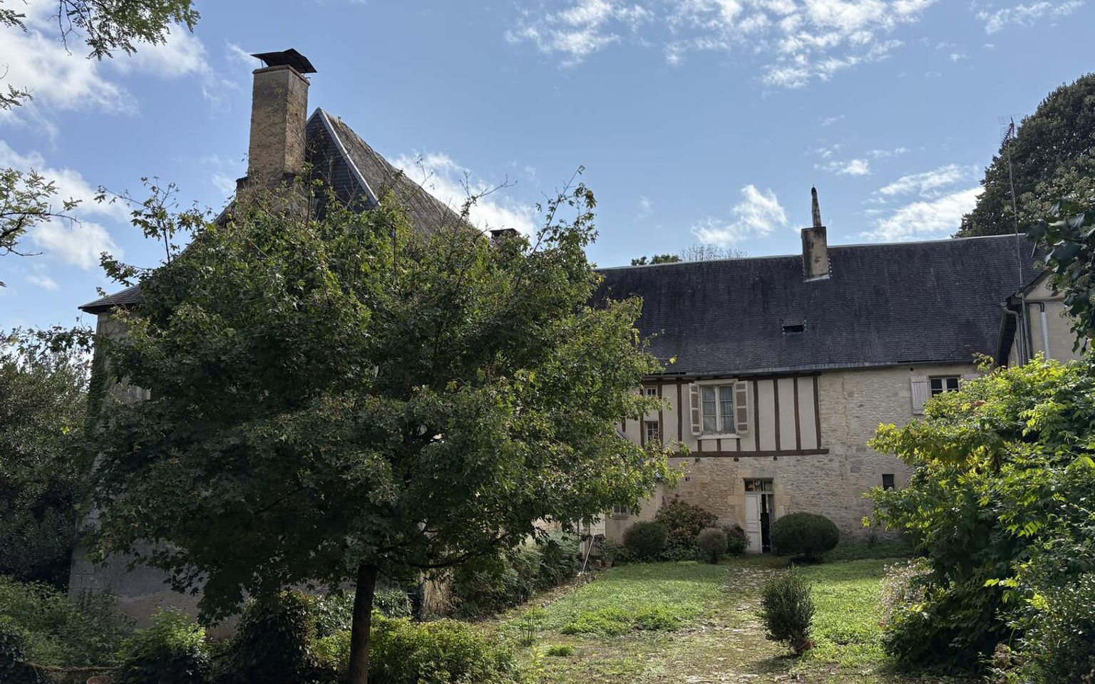 Superb residence in the centre of Montignac-Lascaux on over 1 hectare of land with a spring and access to the Vézère river. The countryside in the city.