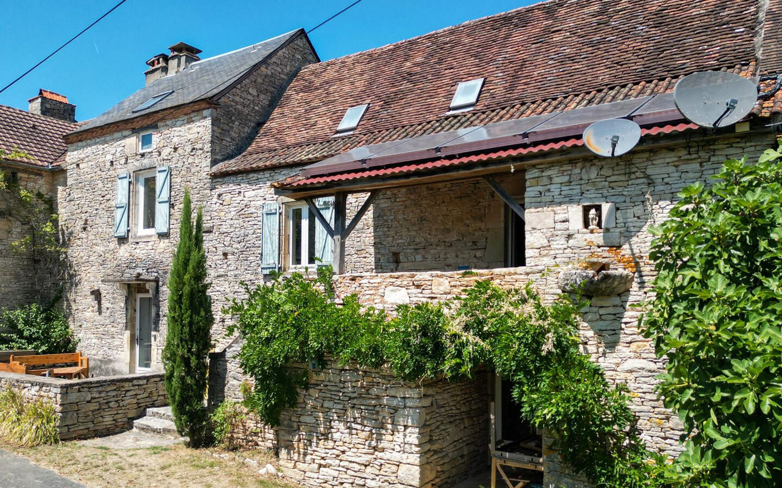 GOURDON- Ravissante maison en pierre restaurée – 180 m² habitables – Terrain de 7000 m² – Vue dégagée