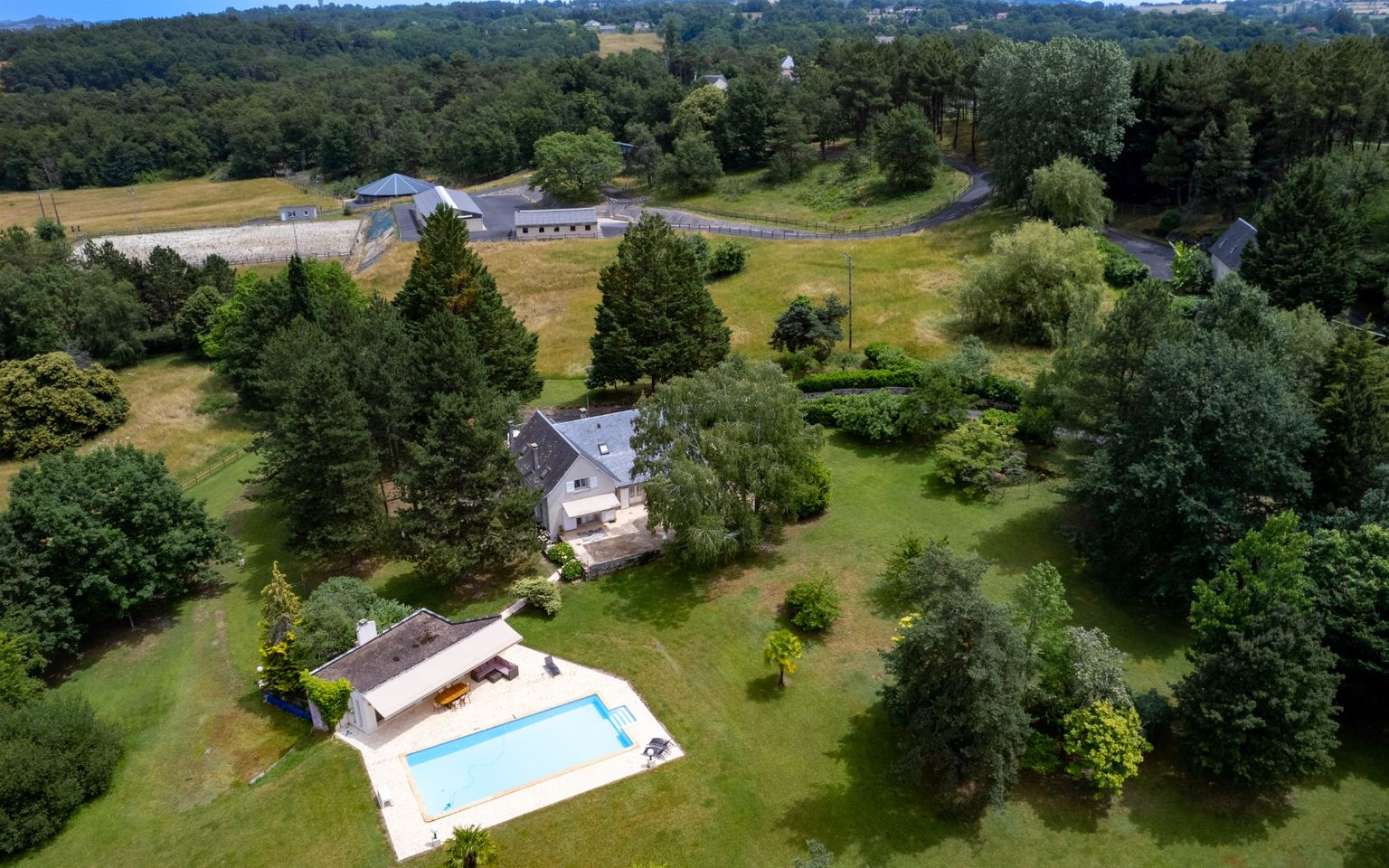 Propriété Equestre sur 25ha clos, Maison, gite, 14 box et équipements.
