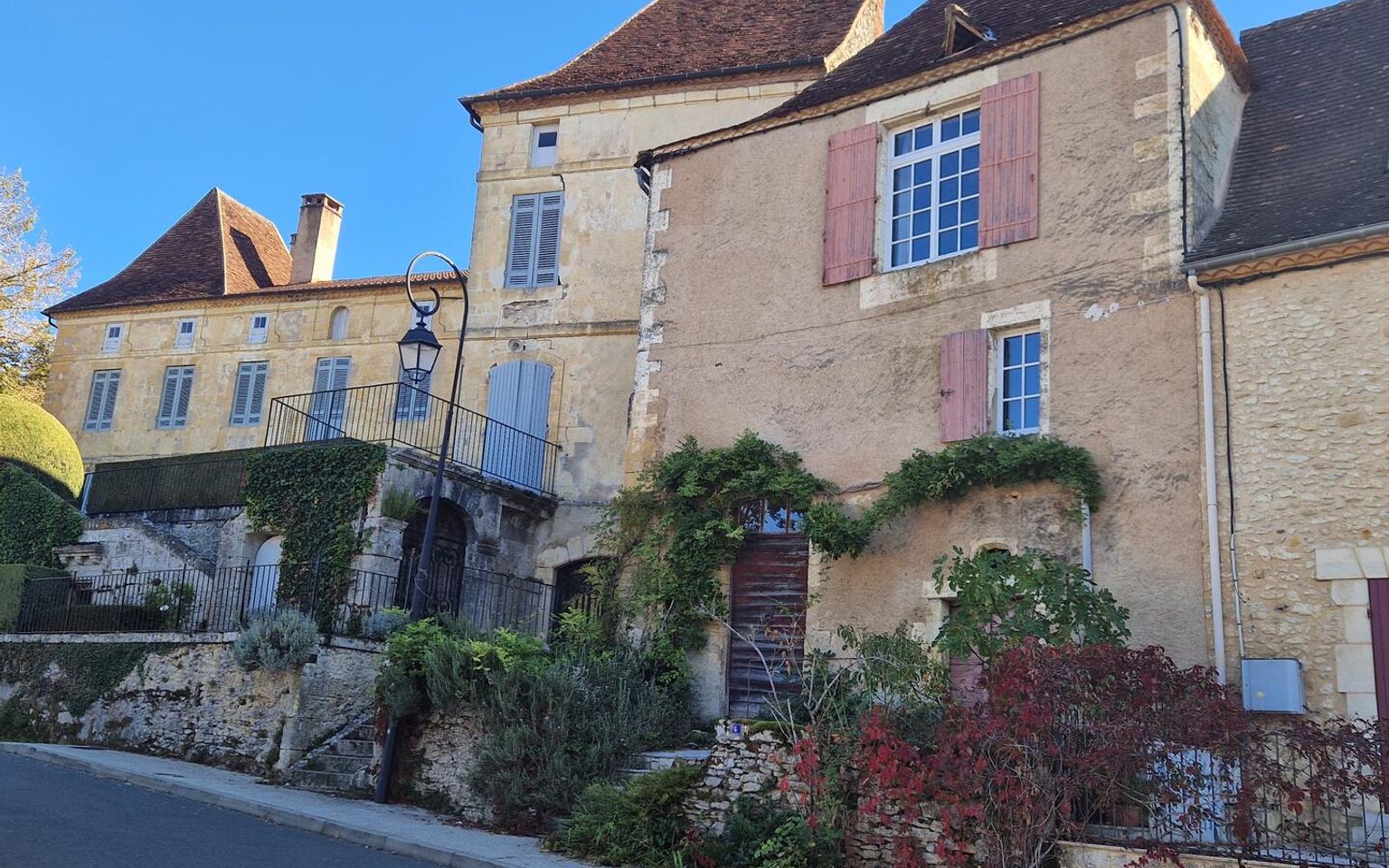 Character house in the heart of Le Bugue with large garden. Authenticity and charm guaranteed!