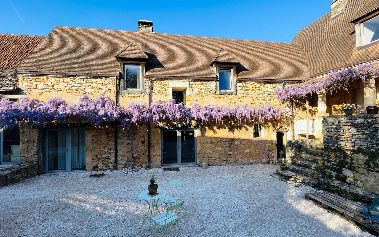 Ancien corps de ferme restauré et niché sur les hauteurs avec beau terrain et piscine