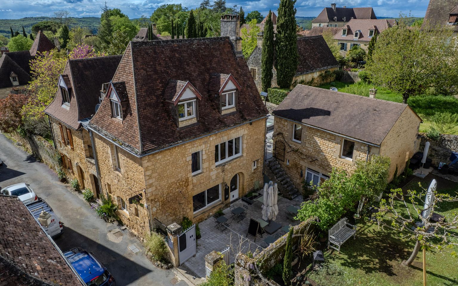 In the heart of the bastide, a rare property full of character