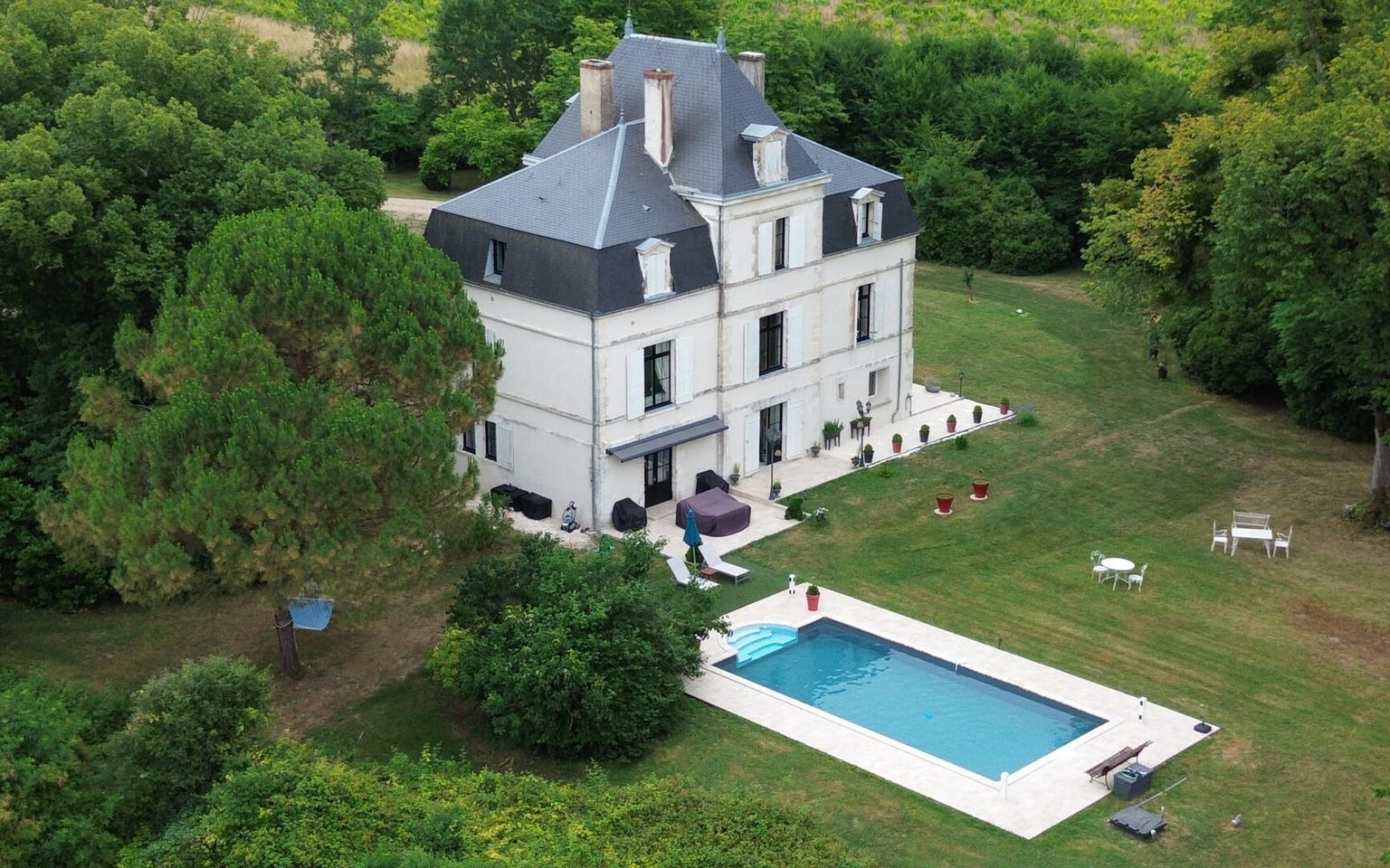Élégant manoir XIXe avec grand jardin, proche des commerces – Périgord Pourpre