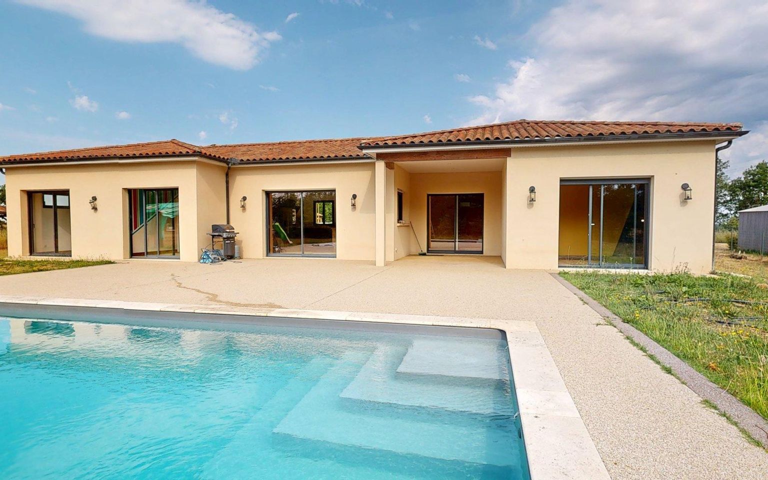 Maison moderne de plain pied proche Sarlat: un cadre de vie idéal pour tous projets!