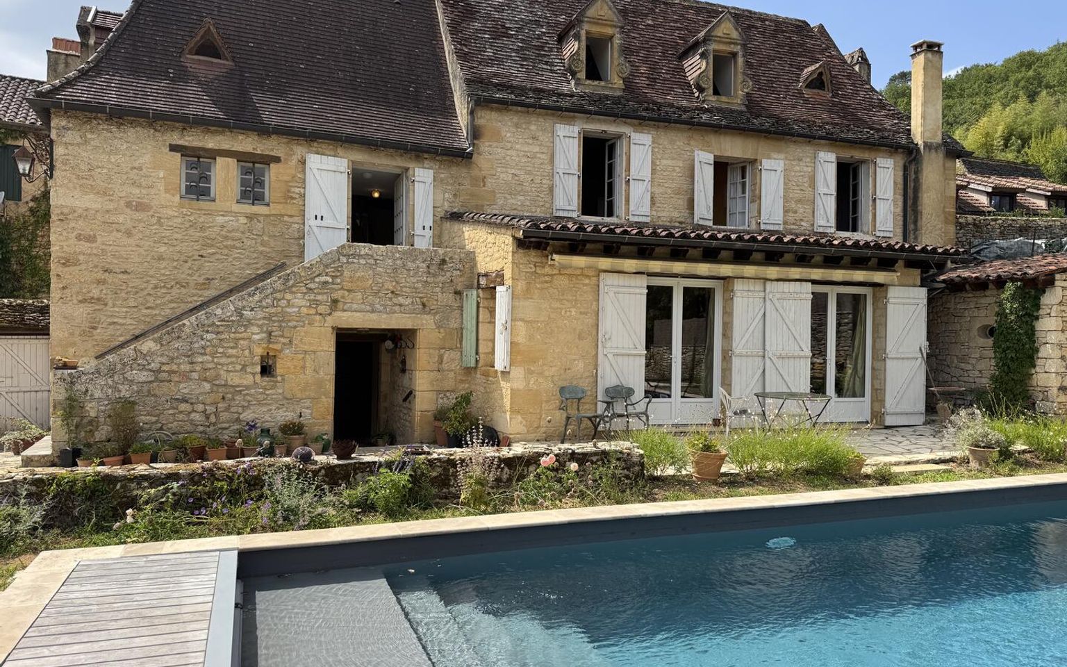 Maison de village du 18ème siècle. Calme et charme typique du Périgord noir.
