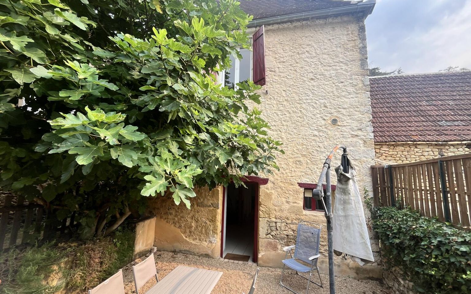 Maison en pierres 3 chambres et terrasse, Opportunité d'investissement ou résidence de charme proche SAINT-CYPRIEN
