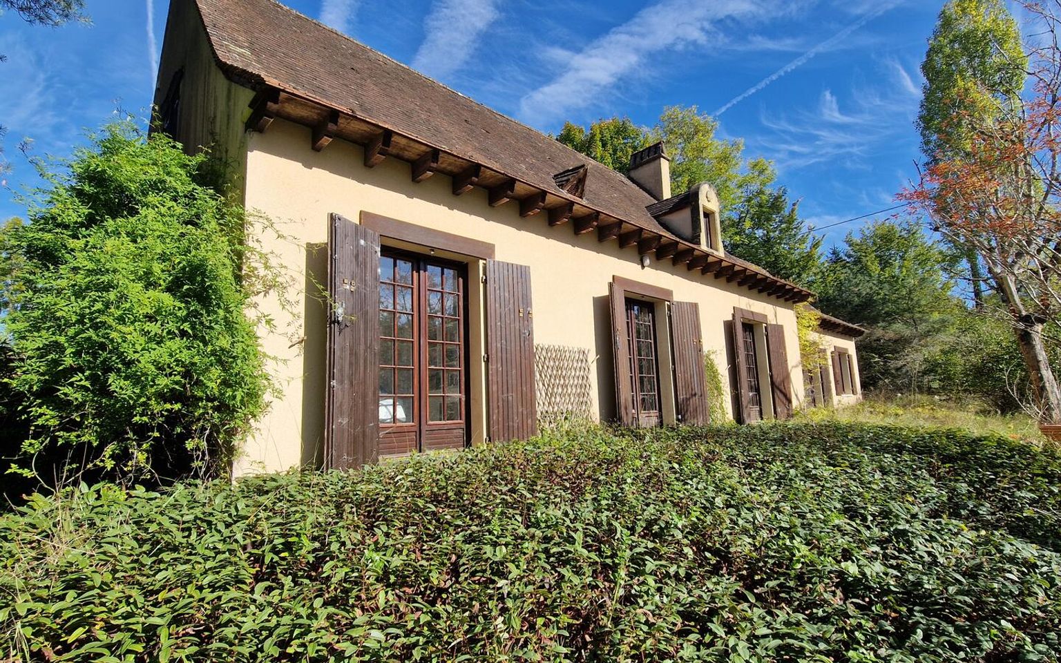 Maison de plain-pied à rafraichir de 3 chambres et grand terrain au calme